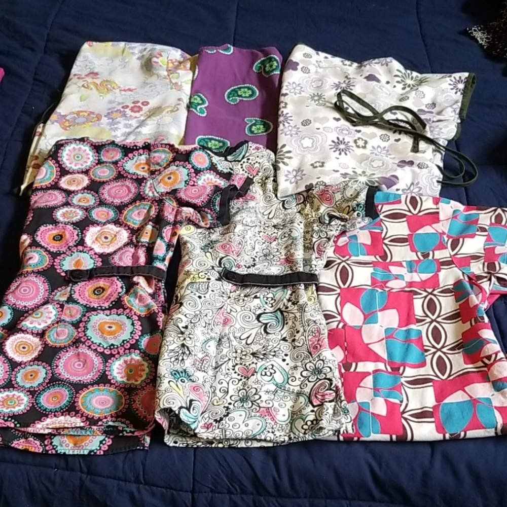 Bundle of 6 Medium scrubs tops.